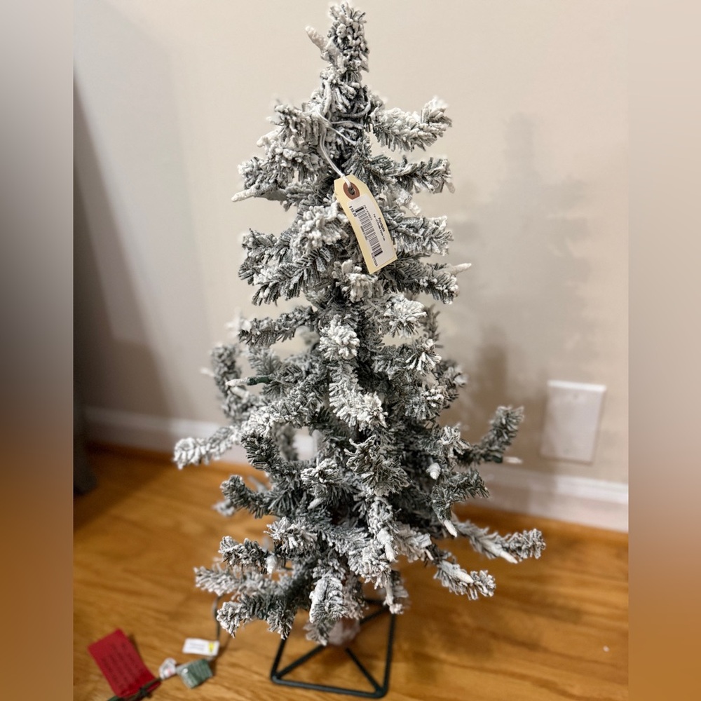 Frontgate Pre-Lit Flocked Alpine Tree - NWT - Picture 2 of 16